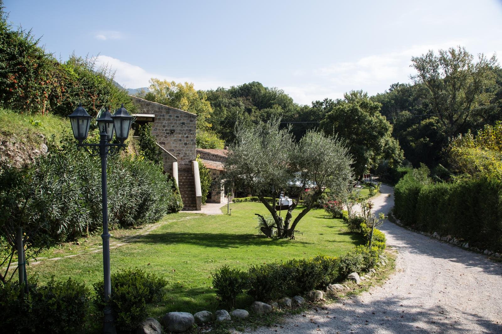 Facciata in pietra della Tenuta
