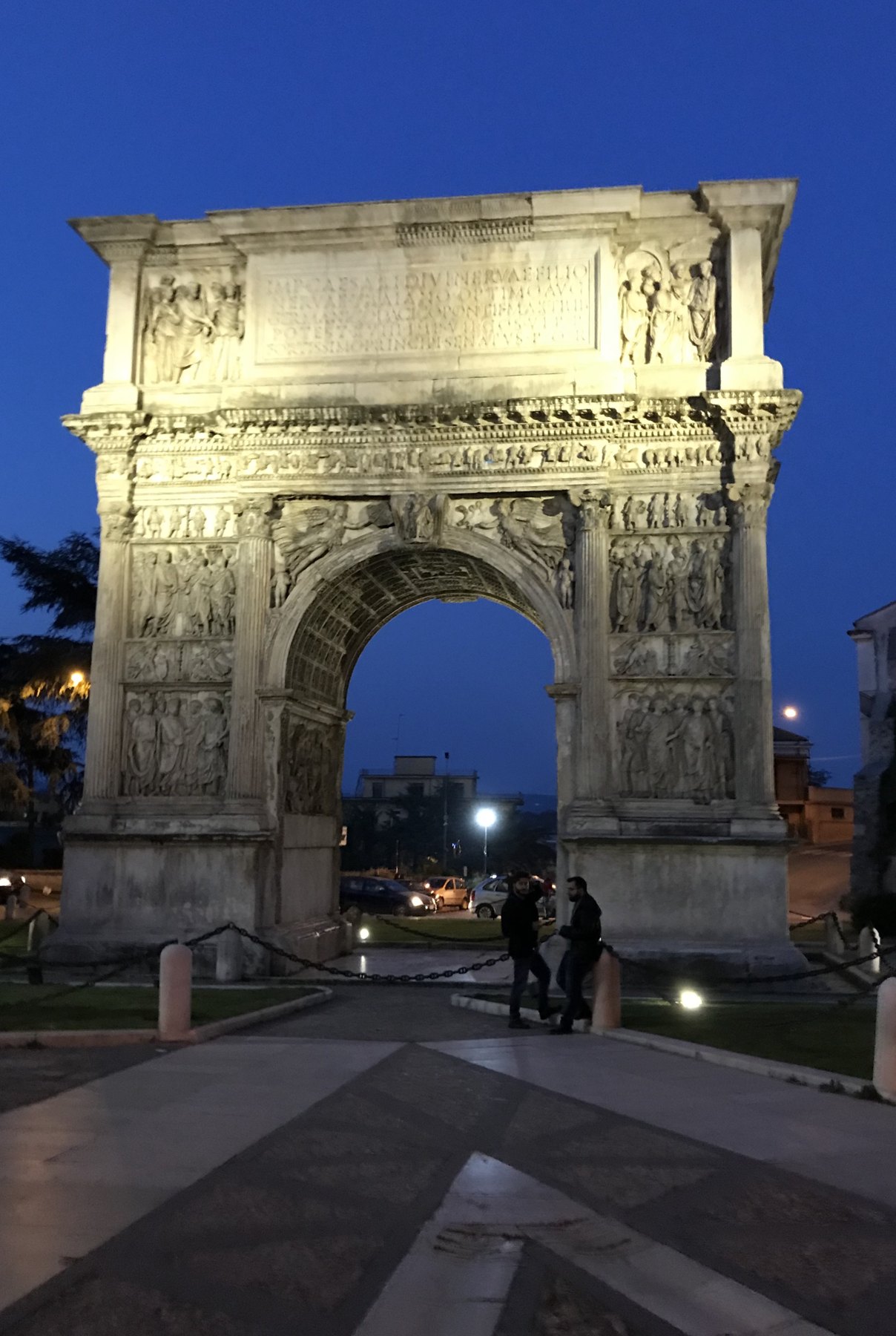 L’Arco di Traiano a Benevento illuminato di sera