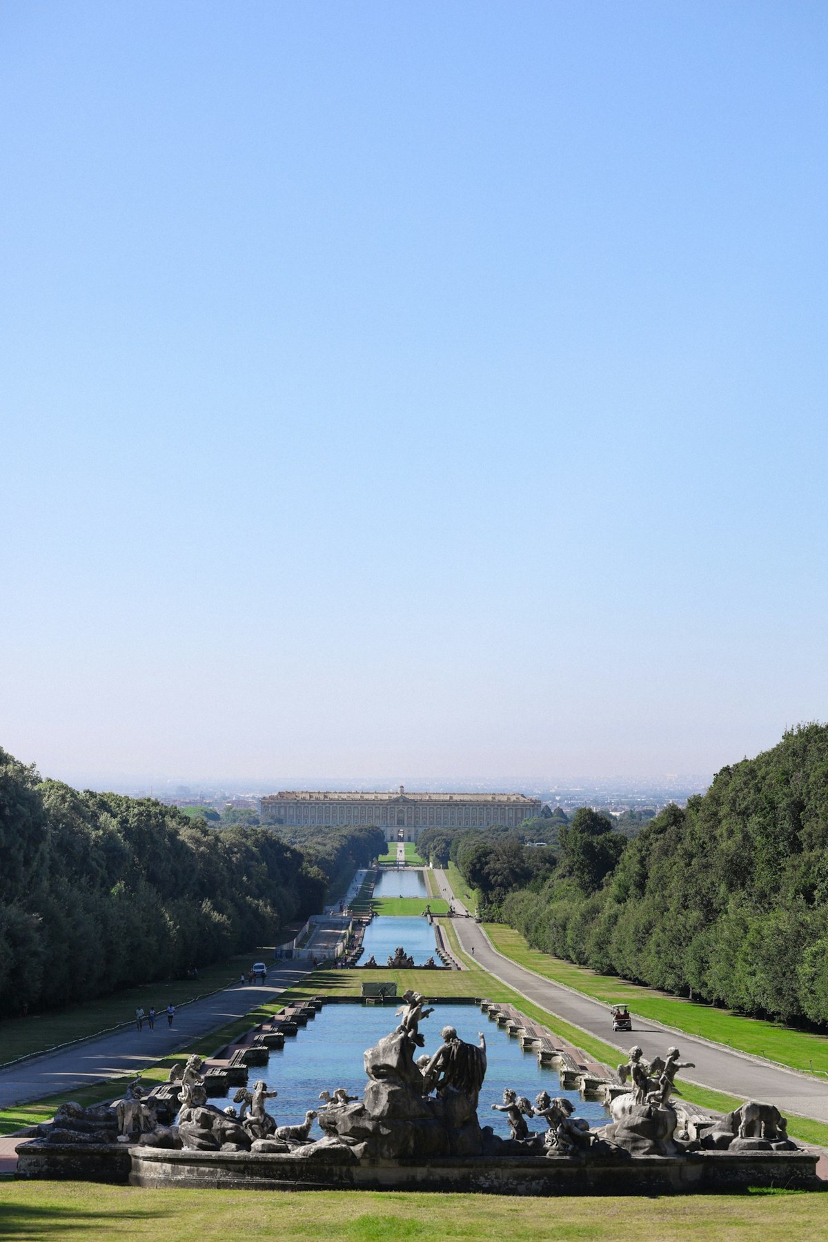 Il viale e le fontane del parco della Reggia di Caserta
