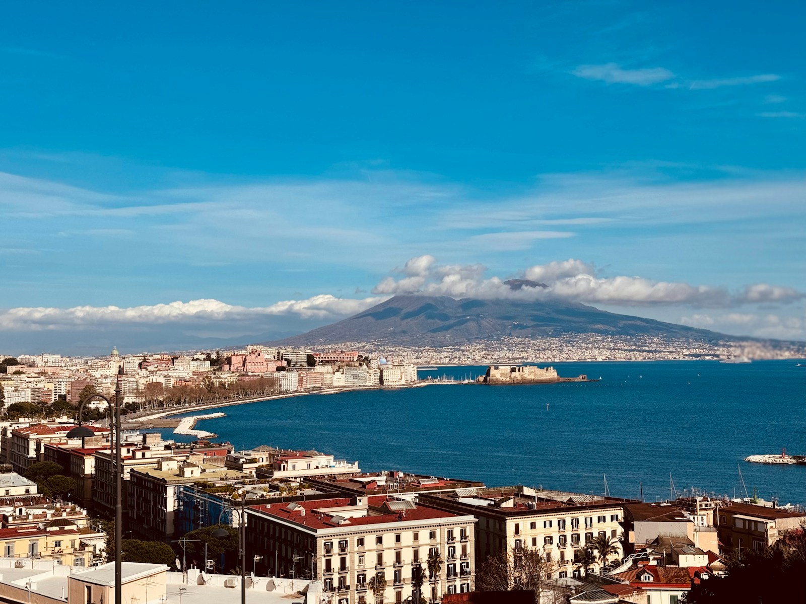 Il golfo e gli edifici sul lungomare di Napoli