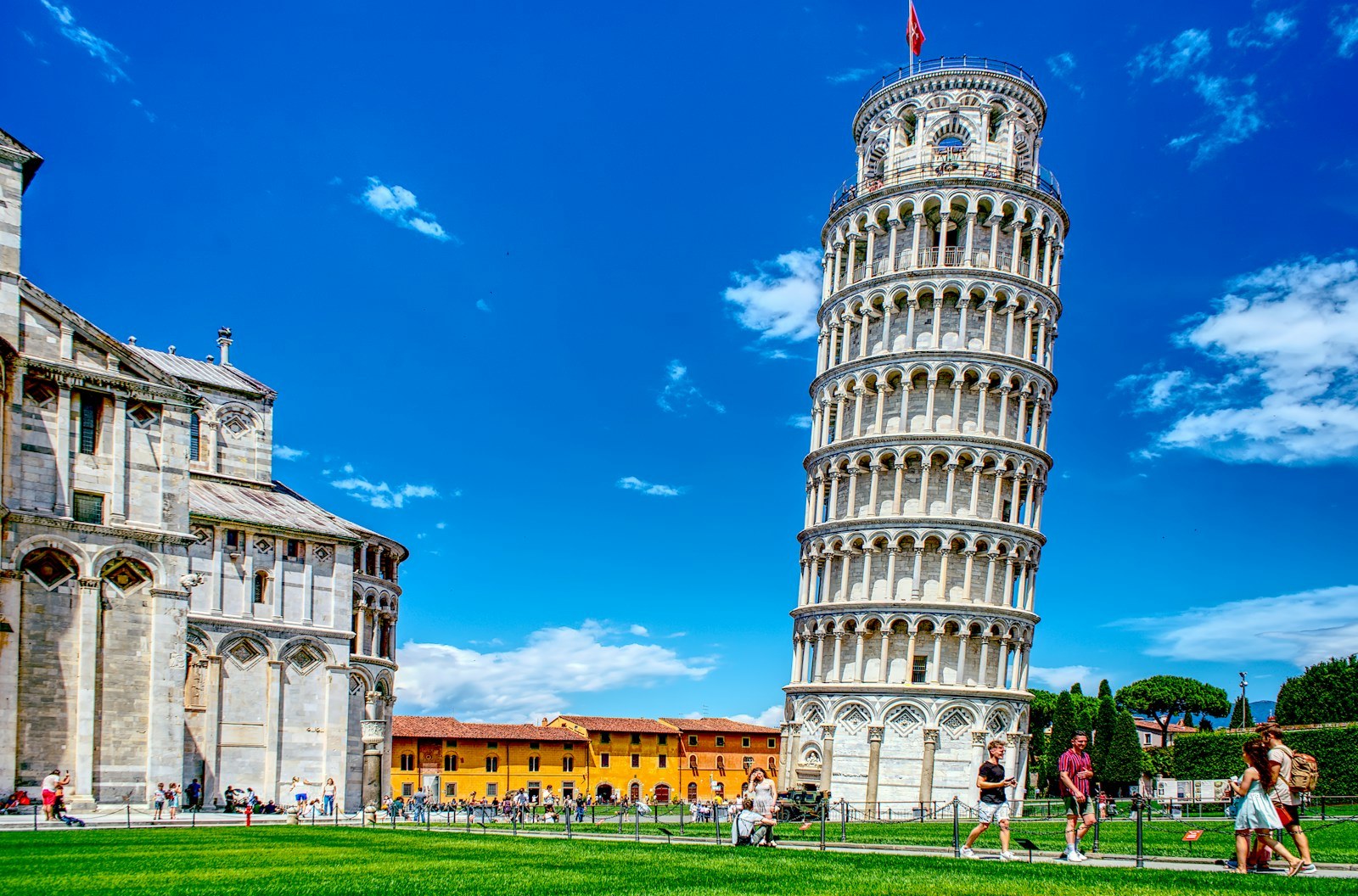 Piazza dei Miracoli e la Torre di Pisa sotto il cielo azzurro