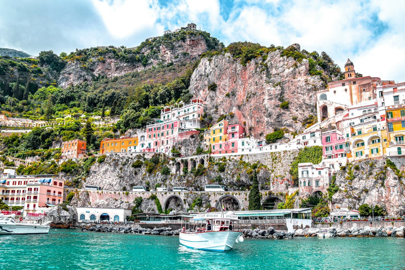 Edifici colorati della Costiera Amalfitana sopra il mare azzurro
