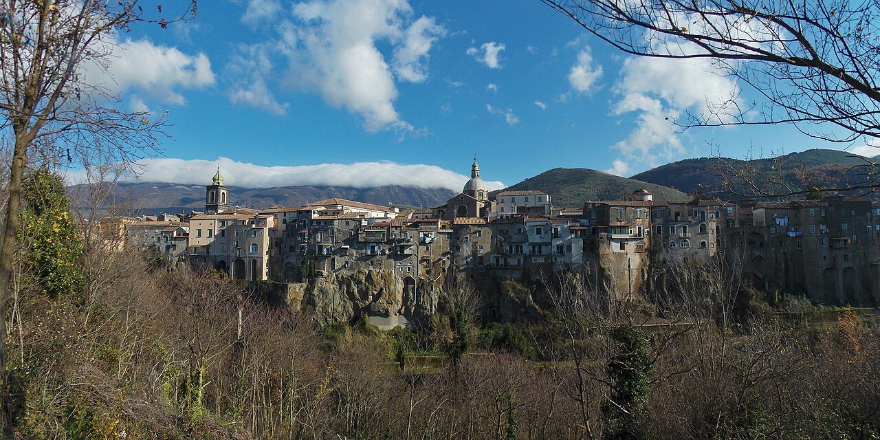 Sant’Agata de’ Goti sul tufo, vista da ovest